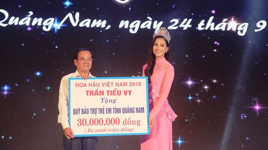 Quảng Nam: Hoa hậu Trần Tiểu Vy vui đêm hội trăng rằm cùng trẻ em