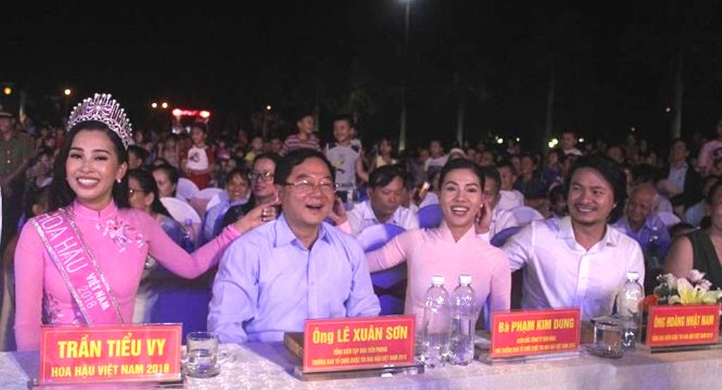 Quảng Nam: Hoa hậu Trần Tiểu Vy vui đêm hội trăng rằm cùng trẻ em