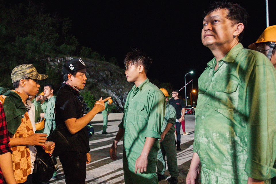 NSƯT Hữu Châu dầm mưa nhiều giờ trên phim trường Hậu duệ mặt trời