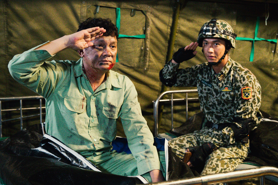 NSƯT Hữu Châu dầm mưa nhiều giờ trên phim trường Hậu duệ mặt trời