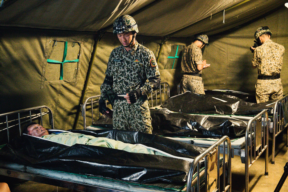 NSƯT Hữu Châu dầm mưa nhiều giờ trên phim trường Hậu duệ mặt trời