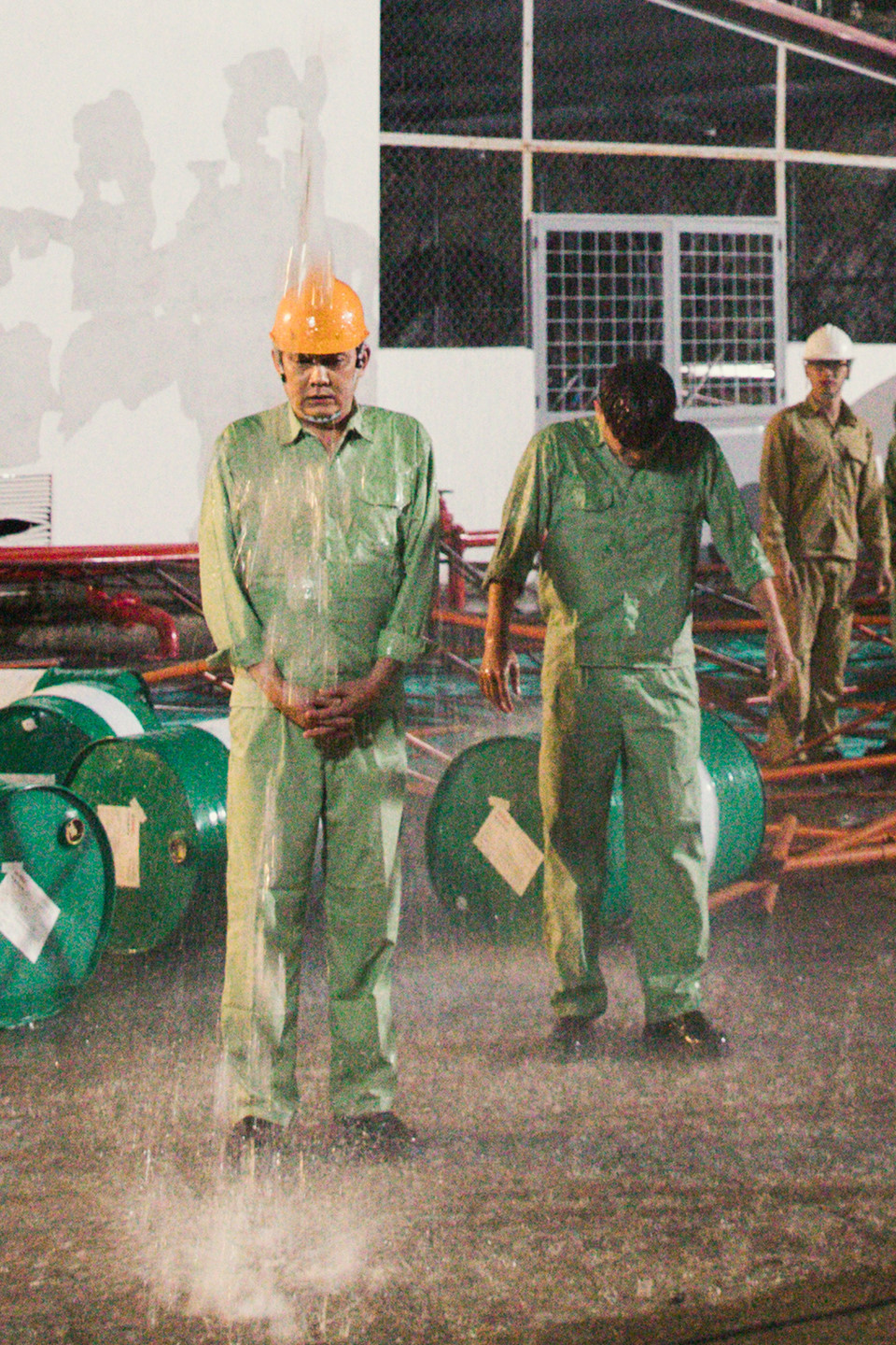 NSƯT Hữu Châu dầm mưa nhiều giờ trên phim trường Hậu duệ mặt trời