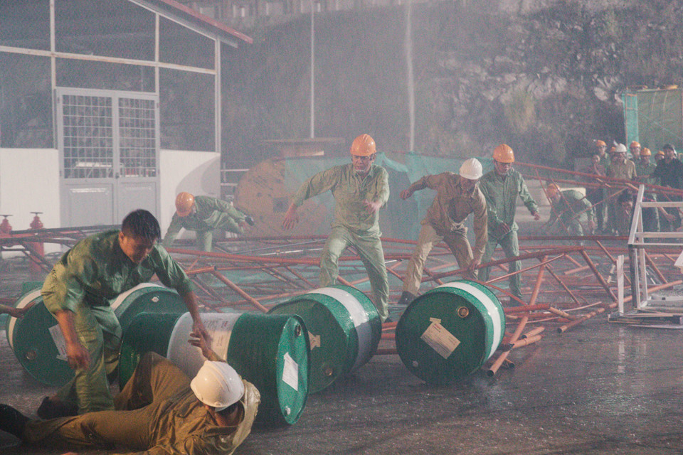 NSƯT Hữu Châu dầm mưa nhiều giờ trên phim trường Hậu duệ mặt trời