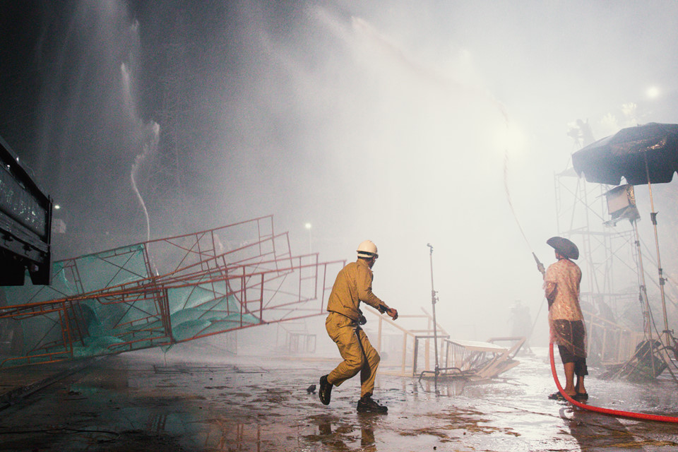 NSƯT Hữu Châu dầm mưa nhiều giờ trên phim trường Hậu duệ mặt trời