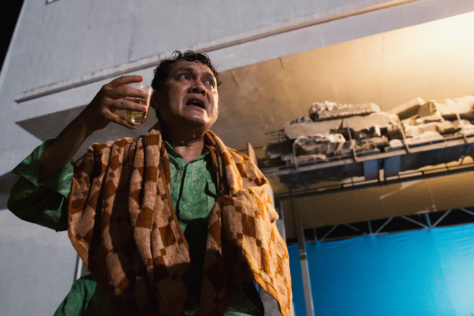 NSƯT Hữu Châu dầm mưa nhiều giờ trên phim trường Hậu duệ mặt trời