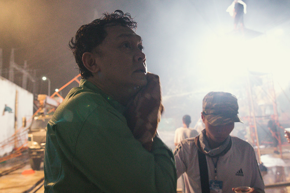 NSƯT Hữu Châu dầm mưa nhiều giờ trên phim trường Hậu duệ mặt trời