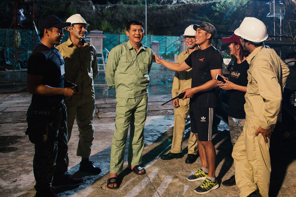 NSƯT Hữu Châu dầm mưa nhiều giờ trên phim trường Hậu duệ mặt trời