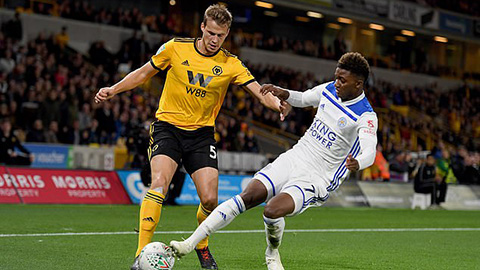 Sao Leicester thở bình oxy sau pha va chạm trên sân