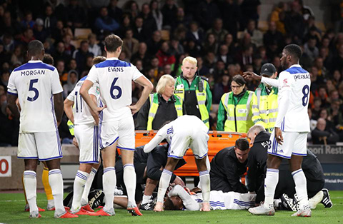 Sao Leicester thở bình oxy sau pha va chạm trên sân