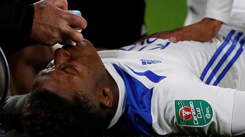 Sao Leicester thở bình oxy sau pha va chạm trên sân