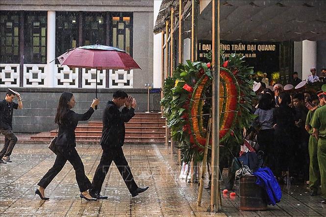 Người dân Hà Nội và các tỉnh đội mưa đến viếng Chủ tịch nước Trần Đại Quang