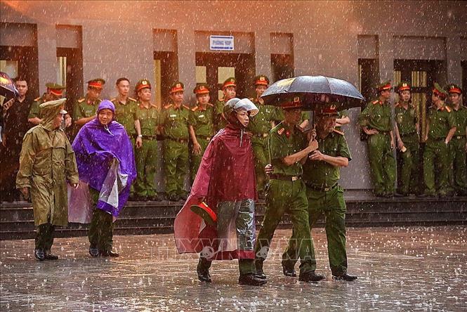 Người dân Hà Nội và các tỉnh đội mưa đến viếng Chủ tịch nước Trần Đại Quang