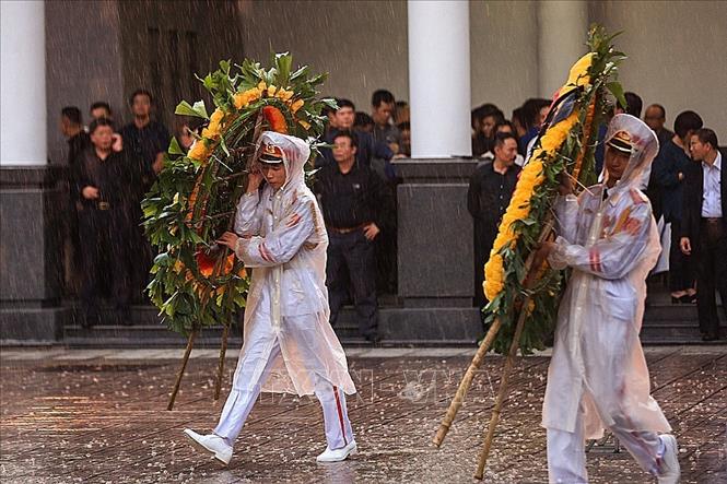Người dân Hà Nội và các tỉnh đội mưa đến viếng Chủ tịch nước Trần Đại Quang