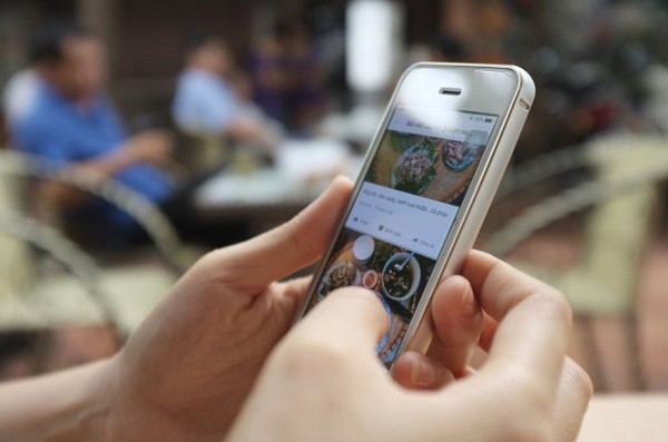 Cách cầm điện thoại tiết lộ tính cách và tình yêu vô cùng thú vị