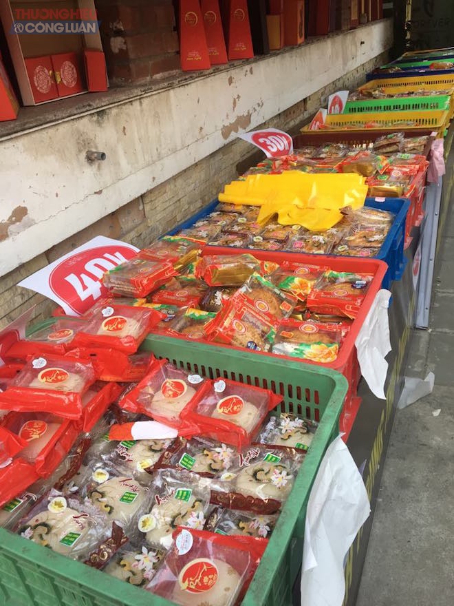 Sau rằm tháng tám, xuất hiện bánh trung thu đại hạ giá
