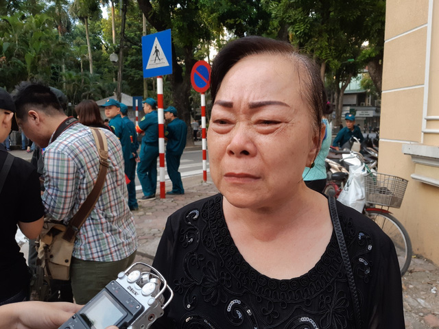 Cảm động cảnh người dân vượt hàng trăm cây số chờ viếng Chủ tịch nước Trần Đại Quang