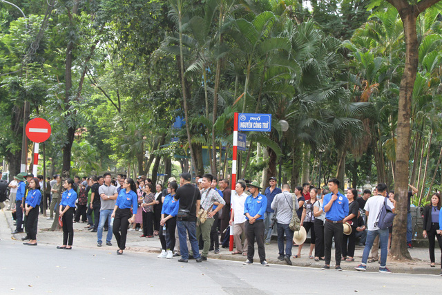 Cảm động cảnh người dân vượt hàng trăm cây số chờ viếng Chủ tịch nước Trần Đại Quang