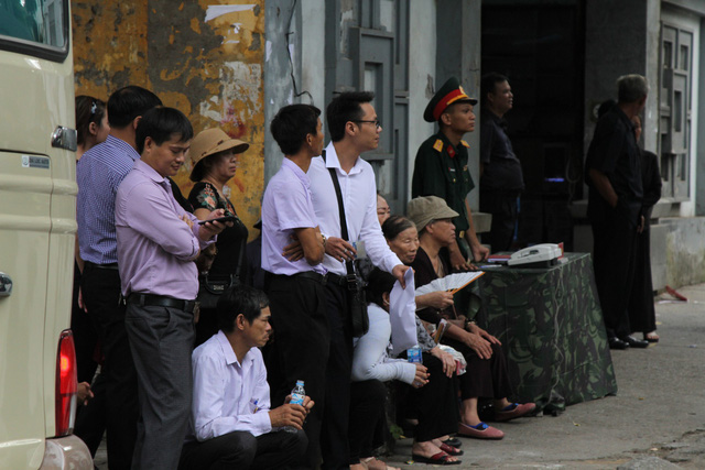 Cảm động cảnh người dân vượt hàng trăm cây số chờ viếng Chủ tịch nước Trần Đại Quang