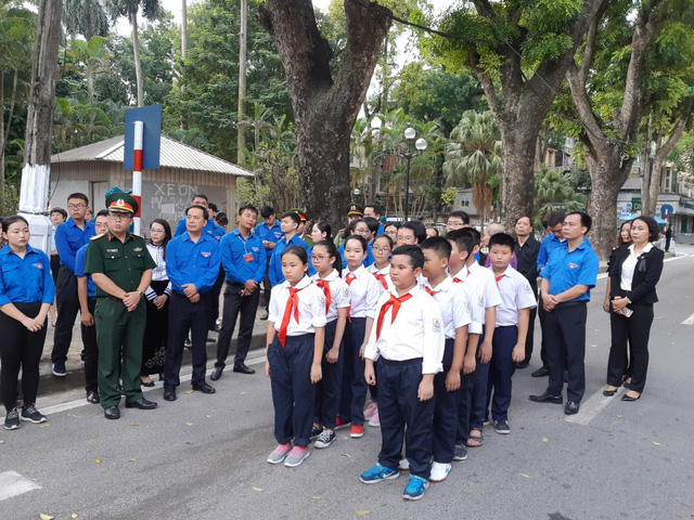 Cảm động cảnh người dân vượt hàng trăm cây số chờ viếng Chủ tịch nước Trần Đại Quang