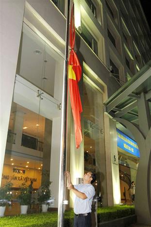 Treo cờ rủ Quốc tang Chủ tịch nước Trần Đại Quang