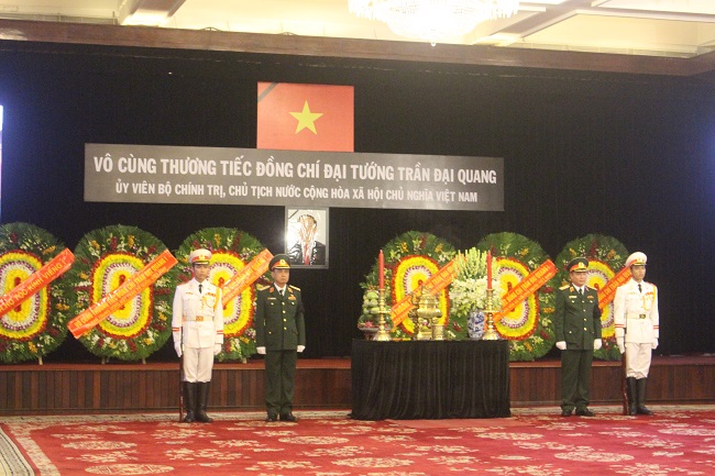 Người dân thương tiếc đến viếng Chủ tịch nước Trần Đại Quang tại TP Hồ Chí Minh