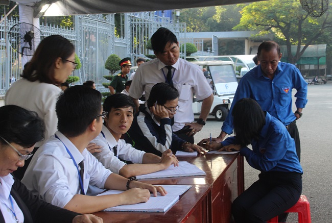 Người dân thương tiếc đến viếng Chủ tịch nước Trần Đại Quang tại TP Hồ Chí Minh
