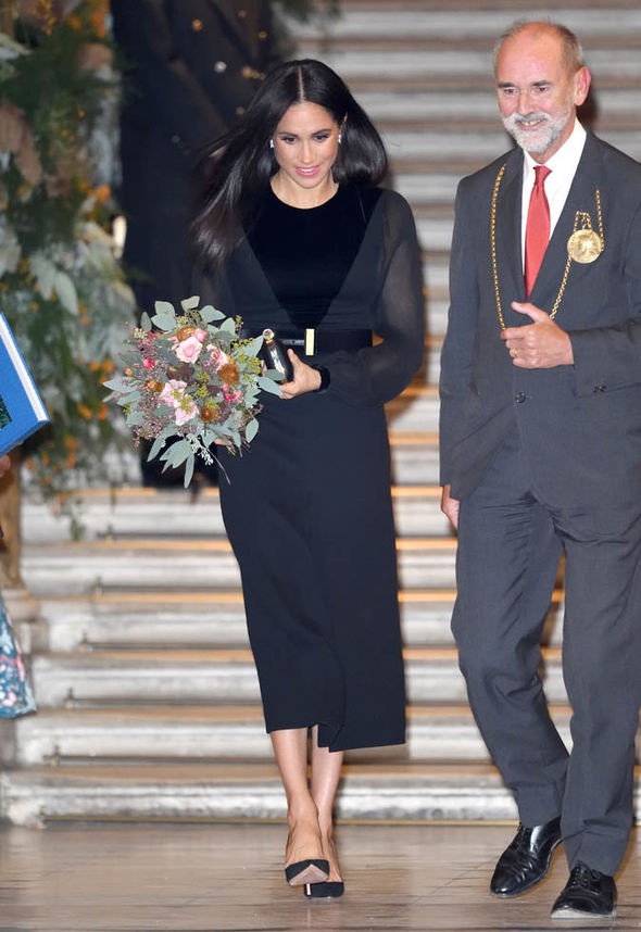 Meghan vượt chị dâu Kate, tiếp tục ghi điểm khi thực hiện hành động mà không một nhân vật hoàng gia nào từng làm