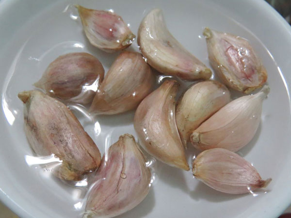 7 chiêu bóc tỏi nhanh trong vòng ‘một nốt nhạc’, không lo mùi dính tay