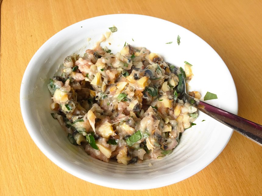 Băm ốc bươu cùng giò sống, chỉ chốc lát là cả nhà có ngay món chả ốc thơm ngon