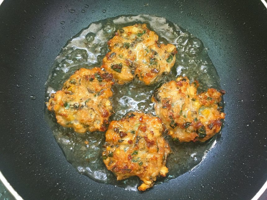 Băm ốc bươu cùng giò sống, chỉ chốc lát là cả nhà có ngay món chả ốc thơm ngon