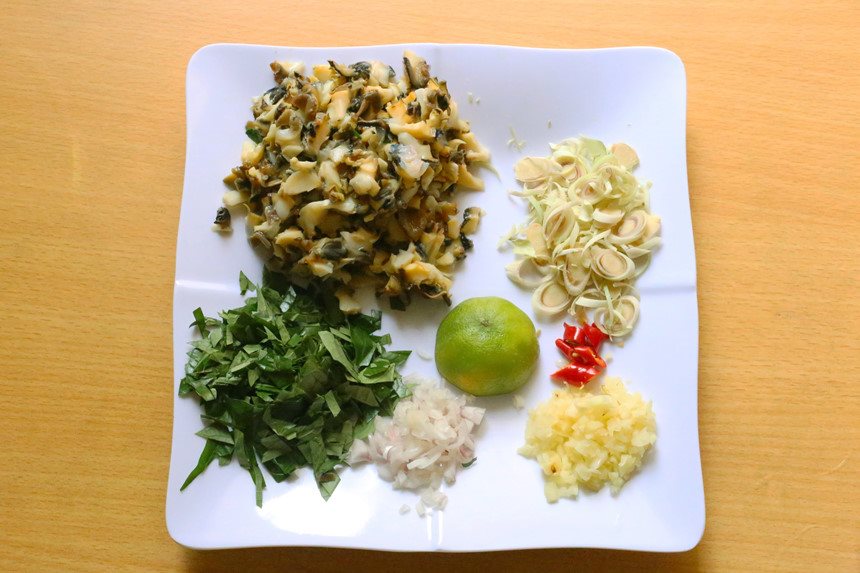 Băm ốc bươu cùng giò sống, chỉ chốc lát là cả nhà có ngay món chả ốc thơm ngon