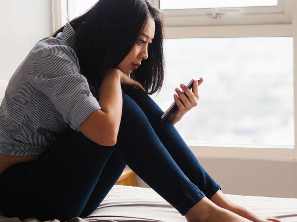 Xin chồng chiếc điện thoại cũ cho mẹ không được, vợ trẻ lên mạng hỏi ý kiến chị em liền bị mắng vì điều này