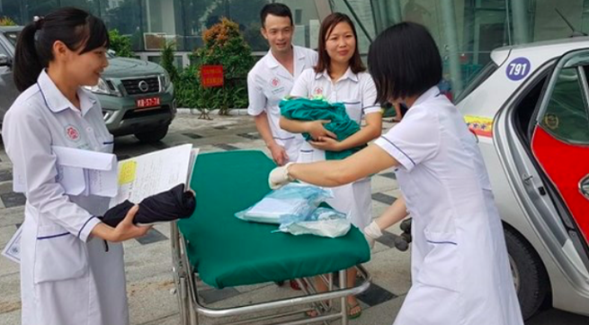 Hà Nội: Chạy đến viện không kịp, sản phụ trẻ tuổi bất ngờ đẻ rơi con trai trên taxi