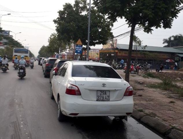 Hoài Đức (Hà Nội): Lòng đường biến thành bãi đỗ xe, không ai xử lý?