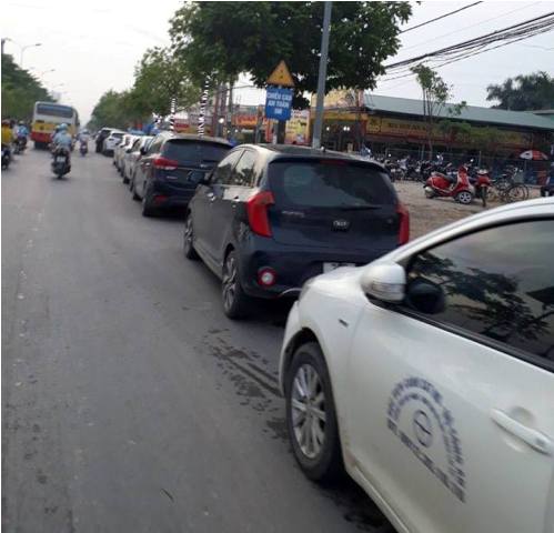 Hoài Đức (Hà Nội): Lòng đường biến thành bãi đỗ xe, không ai xử lý?