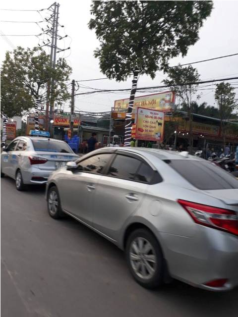 Hoài Đức (Hà Nội): Lòng đường biến thành bãi đỗ xe, không ai xử lý?