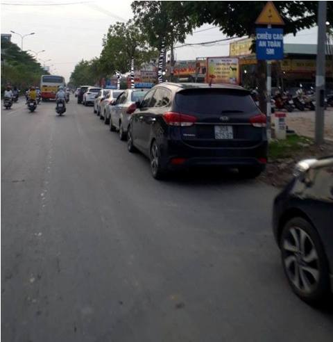 Hoài Đức (Hà Nội): Lòng đường biến thành bãi đỗ xe, không ai xử lý?