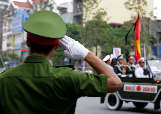 Hình ảnh đáng nhớ về đoàn xe tang đưa linh cữu Chủ tịch nước về quê nhà Hình ảnh đáng nhớ về đoàn xe tang đưa linh cữu Chủ tịch nước về quê nhà