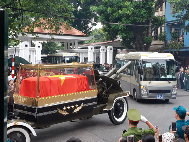 Hình ảnh đáng nhớ về đoàn xe tang đưa linh cữu Chủ tịch nước về quê nhà Hình ảnh đáng nhớ về đoàn xe tang đưa linh cữu Chủ tịch nước về quê nhà