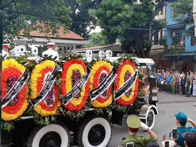 Hình ảnh đáng nhớ về đoàn xe tang đưa linh cữu Chủ tịch nước về quê nhà Hình ảnh đáng nhớ về đoàn xe tang đưa linh cữu Chủ tịch nước về quê nhà