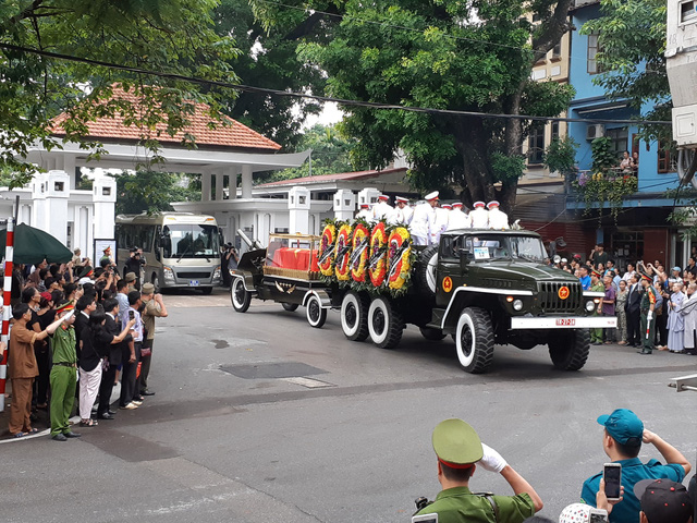 Hình ảnh đáng nhớ về đoàn xe tang đưa linh cữu Chủ tịch nước về quê nhà Hình ảnh đáng nhớ về đoàn xe tang đưa linh cữu Chủ tịch nước về quê nhà