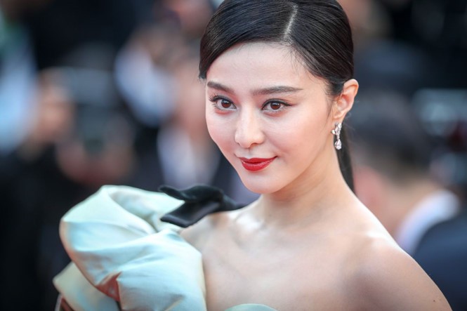 Phạm Băng Băng bình an vô sự, em trai Phạm Thừa Thừa không còn khóc lóc, cười vô tư tại sự kiện?