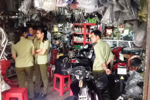 Triệt phá nhiều tụ điểm bán phụ tùng xe máy giả nhãn hiệu NGK