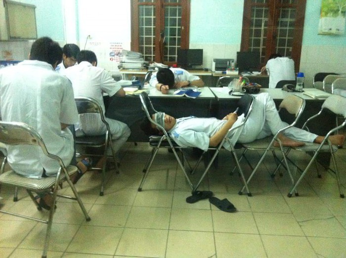 Nỗi khổ của sinh viên học ngành Y: Ăn tranh thủ, ngủ khẩn trương, ế là chuyện bình thường!