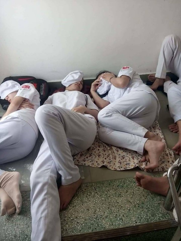 Nỗi khổ của sinh viên học ngành Y: Ăn tranh thủ, ngủ khẩn trương, ế là chuyện bình thường!