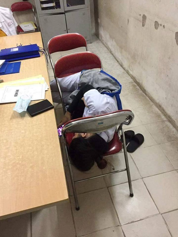 Nỗi khổ của sinh viên học ngành Y: Ăn tranh thủ, ngủ khẩn trương, ế là chuyện bình thường!