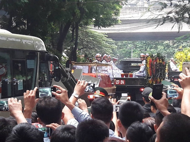 Xúc động hình ảnh người dân Hà Nội tiễn biệt Chủ tịch nước