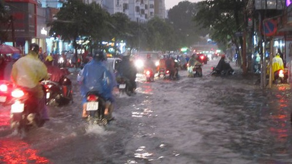 Mưa lớn ngày Quốc tang: Nhiều tuyến phố Hà Nội ngập nặng, giao thông ùn tắc