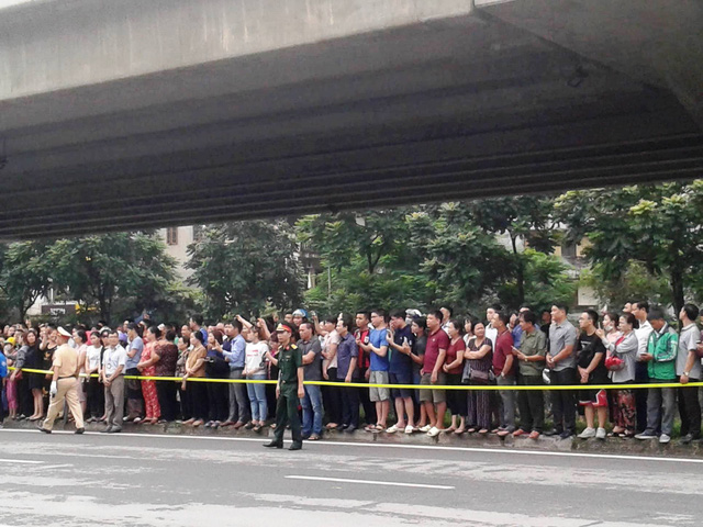 Xúc động hình ảnh người dân Hà Nội tiễn biệt Chủ tịch nước Xúc động hình ảnh người dân Hà Nội tiễn biệt Chủ tịch nước