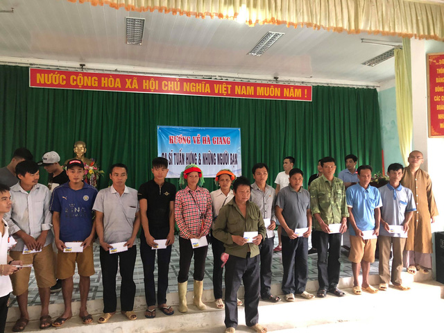 Ca sĩ Tuấn Hưng đến với đồng bào vùng lũ Vị Xuyên nơi địa đầu Tổ quốc